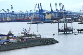 La construcción del puente con una longitud de 3.6 kilómetros incluidos los accesos Este y Oeste y con seis carriles de circulación