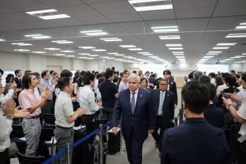 El presidente, José Raúl Mulino, durante una reunión con empresarios japoneses.