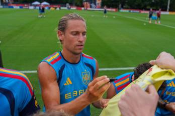 Marcos Llorente de España firma autógrafos durante un entrenamiento del pasado Mundial.