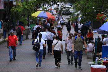 Personas caminando por la Avenida Centra en una imagen de archivo. Los acuerdos directos buscan solucionar reclamos por bienes y servicios sin necesidad de querellas judiciales.