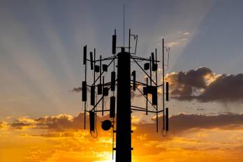 Fotografía sin fecha específica de toma cedida por T-Mobile que muestra una torre eléctrica en Estados Unidos. La diversidad geográfica y el área que comprende el territorio de Estados Unidos lo hacen un país susceptible a desastres naturales.
