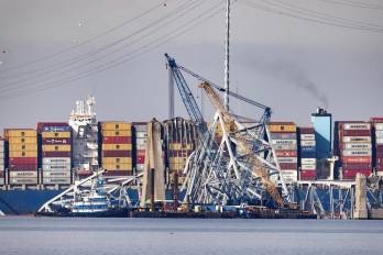 Las tareas de limpieza y retirada de escombros del colapsado puente de Baltimore continúan este domingo, una operación que será extensa y complicada, y al punto que aún no se puede programar una fecha tentativa para la reapertura del tráfico marítimo, alertaron las autoridades.
