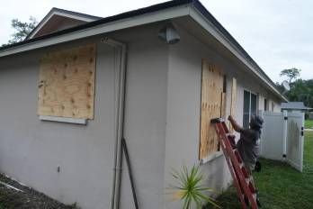 Un residente tapa sus ventanas con tablas en Palm Harbor, Florida, antes de la llegada prevista del huracán Milton a mitad de semana, el 6 de octubre.
