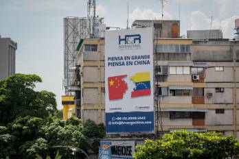 Fotografía de una valla publicitaria de una empresa de carga que presta servicios logísticos entre China y Venezuela.