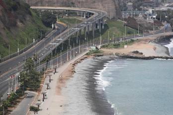 Fotografía que muestra vías cerradas en Costa Verde este miércoles, en Lima (Perú).