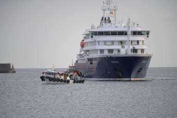 Pasajeros estadounidenses del crucero MV Hondius, con bandera holandesa y afectado por el hantavirus, son trasladados en barco al puerto industrial de Granadilla de Abona, en la isla de Tenerife, Islas Canarias, España, el 10 de mayo de 2026.