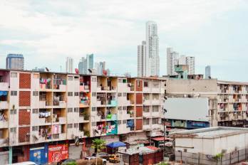 Edificios de apartamentos en Calidonia. Al fondo, modernos edificios en la Ave. Balboa.