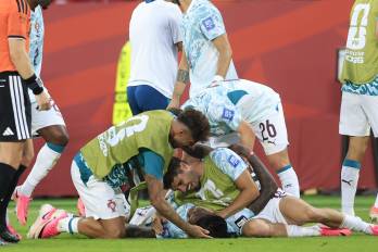 Jugadores de Portugal celebrando el gol de la clasificación.