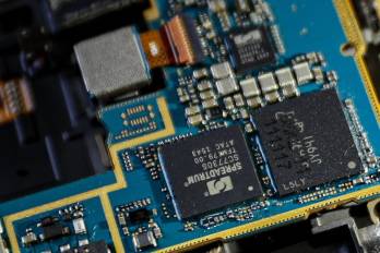 Un semiconductor es un material, generalmente sólido (siendo el silicio el más común), cuya capacidad para conducir electricidad se encuentra entre la de un conductor (como el cobre) y un aislante (como el vidrio).