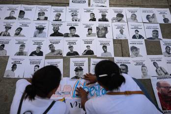 Familiares de personas detenidas durante las protestas posteriores a las disputadas elecciones presidenciales del 28 de julio, así como de otros presos políticos, participan en una manifestación para exigir su liberación frente a la sede del Ministerio Público en Caracas, el 21 de noviembre de 2024.