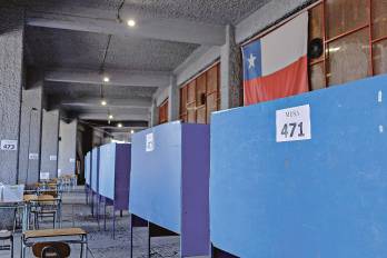 Fotografía que muestra mesas de votación previo a las elecciones presidenciales de Chile.