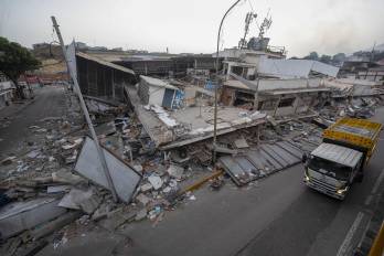 Detalle de un edificio derruido en Catia la Mar, Venezuela, mientras continúa la búsqueda entre los escombros de los edificios, este viernes.