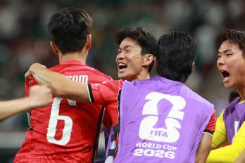 Jugadores de Corea del Sur celebran uno de los goles ante República Checa.