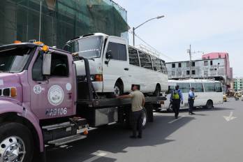 Remoción y sanción de vehículos particulares estacionados indebidamente sobre las aceras peatonales de la Avenida Ancón.