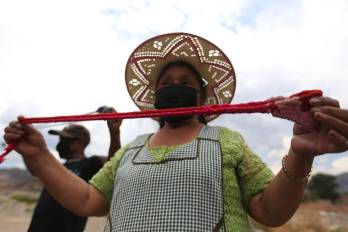 Una mujer muestra una onda o 'Waraka' durante un entrenamiento, este jueves en Parotani (Bolivia). Los 'evistas', como se les conoce a los seguidores del expresidente de Bolivia Evo Morales , entrenan con tirapiedras para un eventual enfrentamiento con militares o policías.