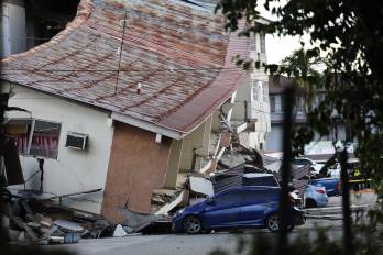 Fotografía que muestra una edificación afectada por el terremoto de magnitud 7,5 que sacudió el sureste de Panamá, con una profundidad de 10 kilómetros y generó daños en varios edificios.