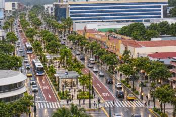 magen ilustrativa modificada con inteligencia artificial en el entorno El Dorado. Representa una interpretación de la estación de metro y propuesta conceptual de carriles exclusivos para autobuses. No corresponde a un diseño oficial del proyecto.