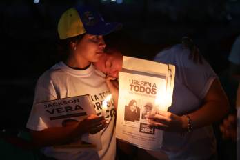 Familiares de presos políticos participan en una vigilia el pasado martes, frente al centro penitenciario El Rodeo I, en Zamora, Miranda (Venezuela).