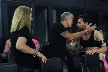 El delantero Lionel Messi (der.) junto a su padre Jorge Messi.