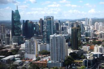 Aunque la inflación cayó a –0,66 % hasta mayo de 2025, los gastos en alimentación y vivienda se mantienen entre los más elevados de Centroamérica.
