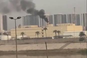 Esta captura de video tomada de imágenes de contenido generado por usuarios publicadas en redes sociales muestra humo saliendo de la embajada de Estados Unidos en la fortificada “Zona Verde” de Bagdad.