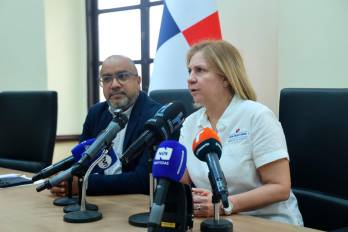 La ministra de Gobierno, Dinoska Montalvo (derecha), junto al entonces director general del Sistema Penitenciario, Jorge Torregroza, quien presentó su renuncia al cargo, según informó la entidad este 19 de junio.