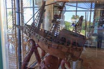 Fotografía que muestra una escultura de chocolate dentro de una urna de cristal, en Barú (Colombia).