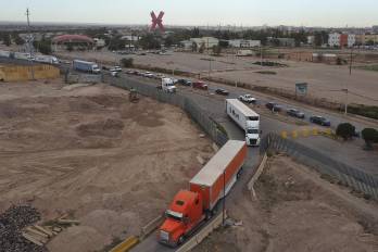 Fotografía de archivo tomada con un dron que muestra vehículos en fila para cruzar las aduanas en la frontera de EE.UU. en El Puente Internacional Cordova de las Américas, en Ciudad Juárez (México).