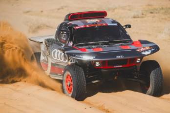 Los pilotos españoles Carlos Sainz y Cruz Lucas del equipo Audi Sport participan en el Dakar.