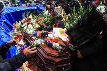 Familiares trasladan el féretro de una de las personas que fallecieron en el accidente de un avión militar de carga, este domingo en El Alto (Bolivia)