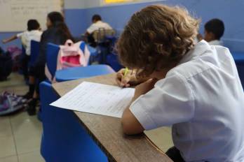 De acuerdo a docentes, el decreto 56 del 2025 es responsable de la falta de profesores en especialidades como Química, Física, Matemáticas, entre otras.