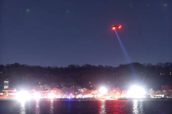 Los bomberos y servicios de emergencia en el río Potomac, en Washington, D. C.