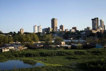 Panorámica del centro de Asunción, con el barrio Chacarita enfrente, en Asunción (Paraguay).