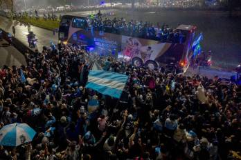 Con cánticos, aplausos y banderas, la gente buscó brindarle un caluroso agradecimiento a un plantel que volvió a poner al fútbol nacional en lo más alto del planeta.