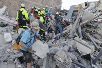 Edificios y casas afectadas este martes, tras un terremoto de magnitud 7,4 que sacudió al país, en Pereira (Colombia).