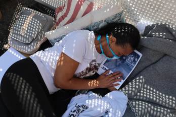 Una mujer sostiene una imagen de un familiar durante una huelga de hambre por los presos políticos este sábado, frente al centro penitenciario Zona 7 en Caracas (Venezuela). EFE/ Miguel Gutiérrez