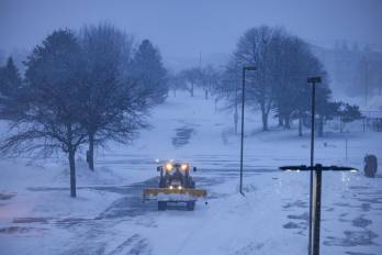 Vista de la nieve que se acumuló tras una tormenta en Urbandale, Iowa (EE.UU.), el 12 de enero de 2024.