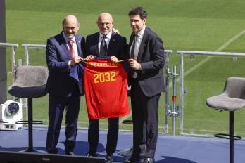 Luis de la Fuente posando con la camiseta de la selección de España confirmando su renovación hasta el 2032.
