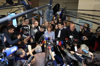 Gisele Pelicot (C), con sus abogados Stephane Babonneau y Antoine Camus, habla con los medios de comunicación en el tribunal penal de Aviñón, en el sur de Francia, el 19 de diciembre de 2024.