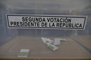 Fotografía de una urna este domingo, durante la segunda vuelta presidencial en Chile en Paine (Chile). La segunda vuelta presidencial en Chile escogerá entre Jeannette Jara y José Antonio Kast al sucesor del progresista Gabriel Boric.