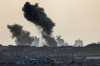 Esta imagen, tomada desde la frontera de Israel con la Franja de Gaza, muestra una columna de humo durante un ataque israelí contra el territorio palestino asediado el 1 de julio de 2025.