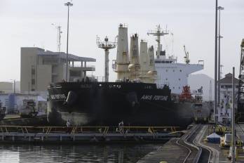 Un buque transita por el canal de Panamá el 22 de marzo de 2024, en Ciudad de Panamá (Panamá).