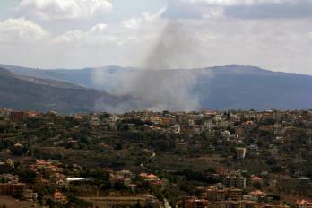 El humo se eleva después de que un bombardeo israelí alcanzara la ciudad de Khiyam, cerca de la frontera entre el Líbano e Israel, en el sur del Líbano, el 19 de septiembre de 2024.