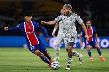El futbolista panameño, Cristian Martínez (der.) en su debut en la Champions League ante el PSG.