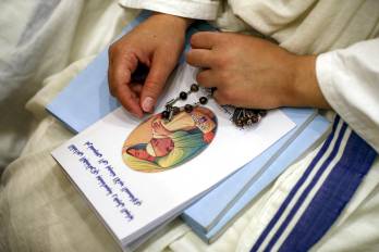 Una monja cristiana sostiene un rosario durante una misa en memoria del difunto papa Francisco en la iglesia católica caldea de San José (Mar Youssef), en el distrito bagdadí de Karrada, el 25 de abril de 2025.