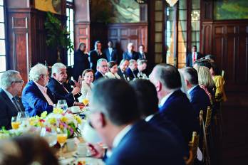 Detalle de la reunión con miembros de las transnacionales.