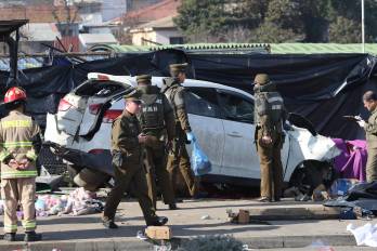 Integrantes de Carabineros de Chile custodian el lugar en donde un cabo de la infantería de marina de Chile, que estaba fuera de servicio, embistió su vehículo contra una feria callejera, en un hecho que dejó seis muertos y múltiples heridos, confirmó la Armada en un comunicado, este domingo en Viña del Mar