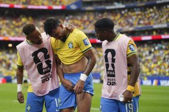El centrocampista brasileño Lucas Paquetá se retira lesionado durante el partido de los dieciseisavos de final del Mundial de Fútbol 2026 entre Brasil y Japón.