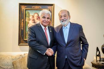 De izquierda a derecha José Raúl Mulino, presidente de la República de Panamá junto a Carlos Slim, magnate mexicano con empresas en los sectores de telecomunicaciones e infraestructura.