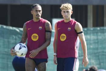 Los jugadores del FC Barcelona, Raphinha (izq.) y Fermín López , durante el entrenamiento.